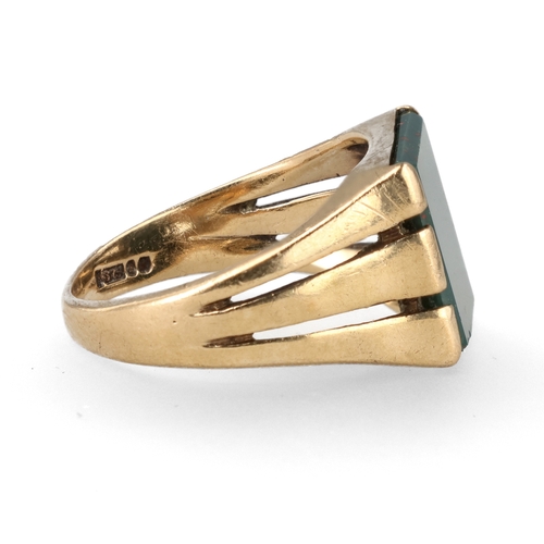54 - A 9CT GOLD RING SET WITH A SQUARE CUT BLOODSTONE
Weight: 5.6gms