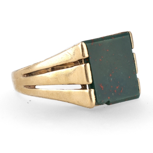 54 - A 9CT GOLD RING SET WITH A SQUARE CUT BLOODSTONE
Weight: 5.6gms