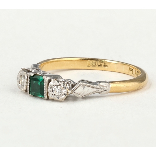 61 - AN 18CT GOLD AND PLATINUM THREE STONE RING, CENTRAL SQUARE CUT EMERALD WITH TWO DIAMONDS
Band marked... 