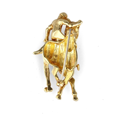 7 - THEO FENNELL (BRITISH B.1951): AN 18CT GOLD BROOCH IN THE FORM OF A POLO PLAYER ON HORSEBACK
Signed ... 