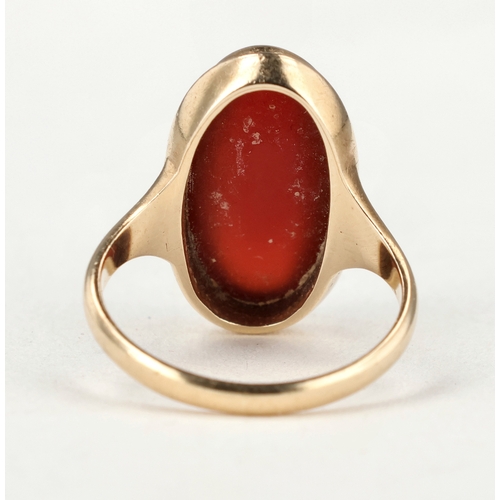 72 - A 9CT GOLD RING SET WITH RED OVAL CABOCHON STONE
Weight: 4.3gms
