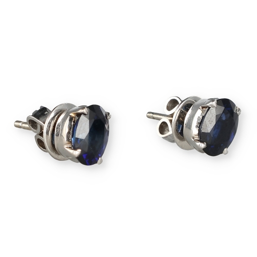 97 - A PAIR OF 18CT WHITE GOLD SAPPHIRE EARRINGS
3.2 gms
With associated blue box.