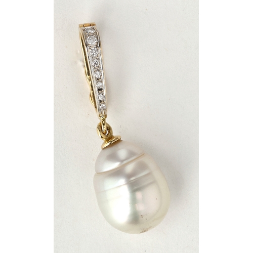 101 - AN 18CT GOLD DIAMOND AND CONCH PEARL PENDANT
Gross weight: 5.8 gms