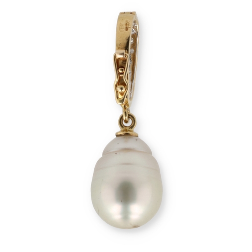 101 - AN 18CT GOLD DIAMOND AND CONCH PEARL PENDANT
Gross weight: 5.8 gms