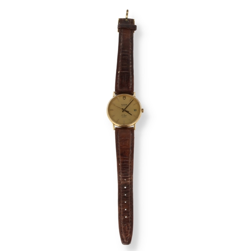 105 - A TUDOR LE ROYER QUARTZ MOVEMENT GENTLEMAN'S GOLD TONE WRIST WATCH
With brown leather strap.
Case 38... 