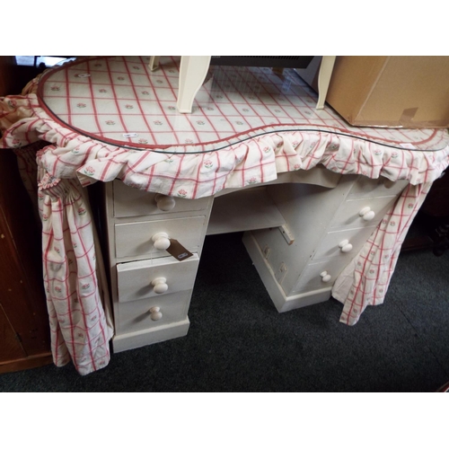 589 - A white painted kidney shaped dressing table having glass and six short drawers with pink and cream ... 