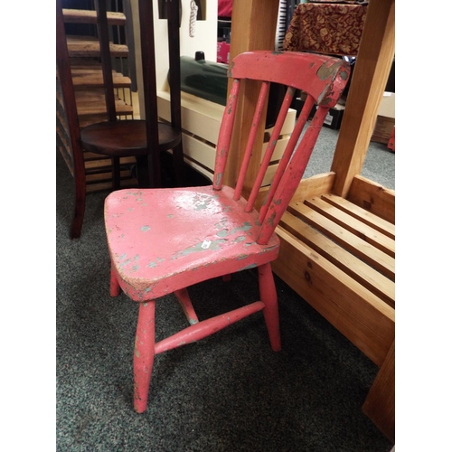 593 - A pink painted pine child's spindle back chair