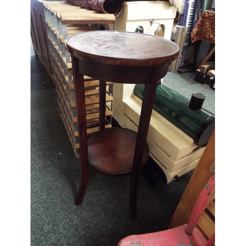 594 - An Edwardian mahogany circular two tier jardinière stand