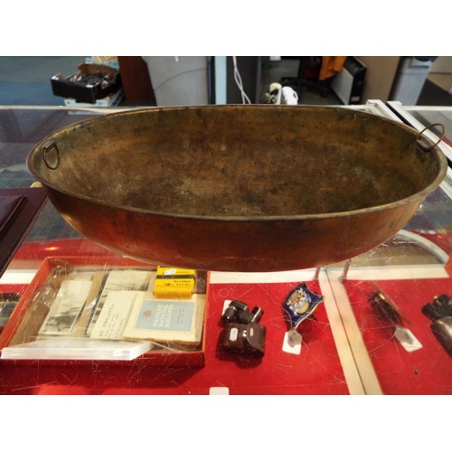 17 - A 19thC H. Luppens & Co of Brussels bronze de-art ornate table centre piece, having a fluted body wi... 