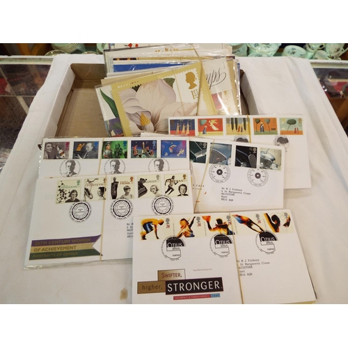 61 - UK stamps from August 1996 to February 1999, twenty-five full sets of first day covers, presentation... 