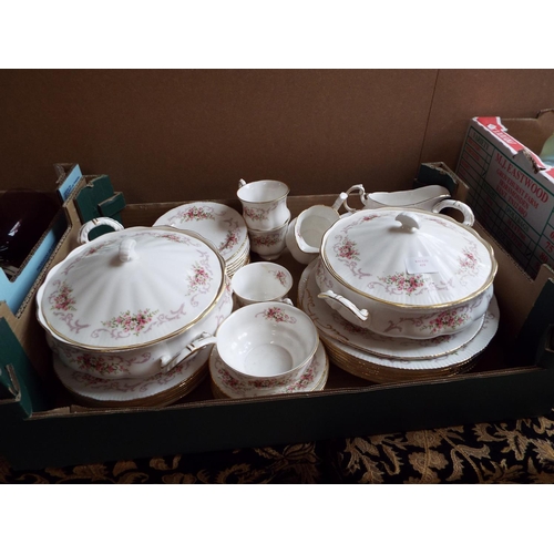 419 - A part Paragon 'Rose Bouquet' tea and dinner service