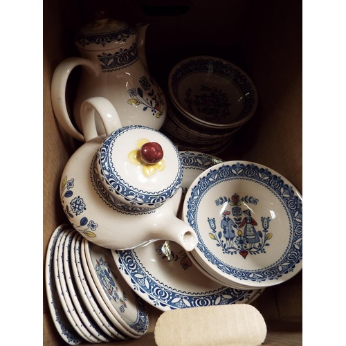 286 - A mixed selection of blue and white china to include a Johnsons part dinner service in two boxes