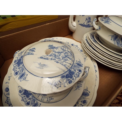419 - A part Paragon 'Rose Bouquet' tea and dinner service