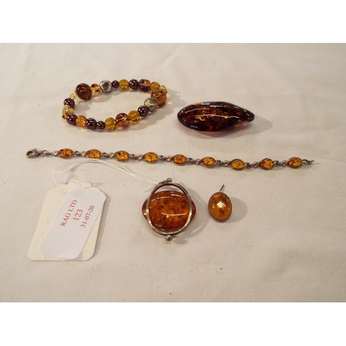 123 - A mixed selection of assorted Baltic amber items to include bracelet, pendant, brooch etc