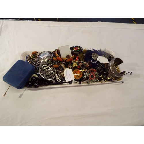 127 - A mixed selection of costume jewellery to include necklaces, bracelets, pendants etc