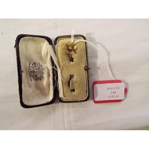 140 - An 18ct gold 'Clover' stick pin inset with a diamond