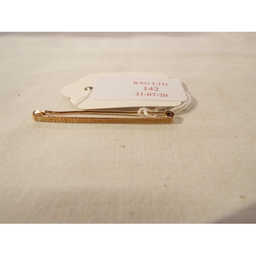 142 - A 9ct gold gent's bar tie pin