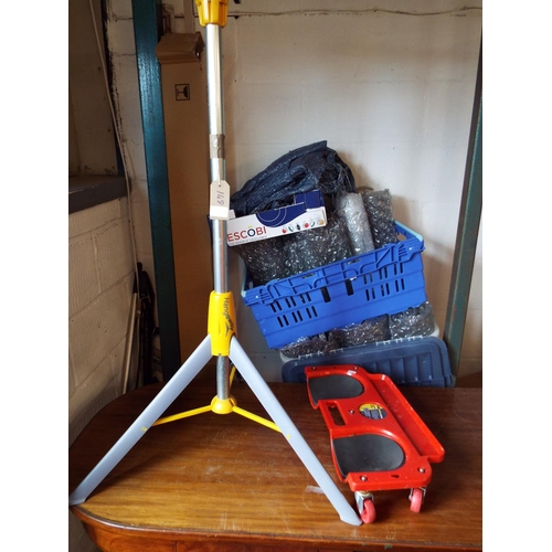 148 - A clothes airer and kneeling trolley