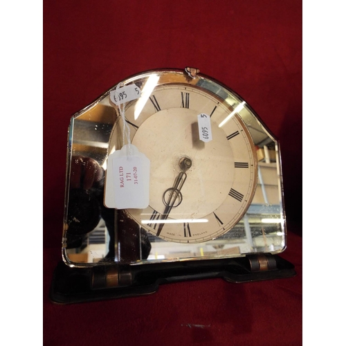 171 - A vintage Smiths Art Deco mantel clock