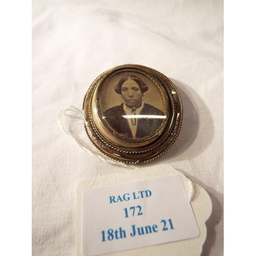 172 - A pinchbeck oval brooch