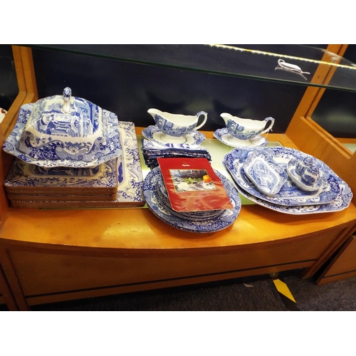 44 - A selection of Spode 'Blue Room' collection dinner ware to include gravy jugs, tureen, dinner plates... 