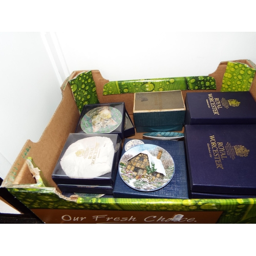 384 - A mixed selection of assorted Royal Worcester collectors plates