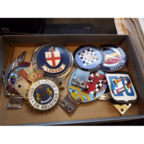 58 - A selection of vintage metal and enamelled car badges to include 'BARC', 'NTGSA', 'Europe Unie', 'Ca... 