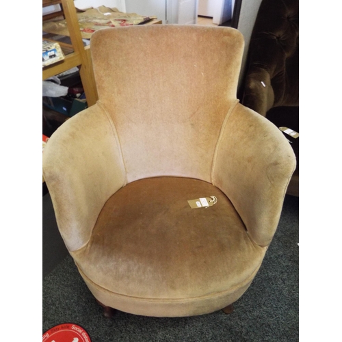 569 - A vintage parlour chair in salmon upholstery