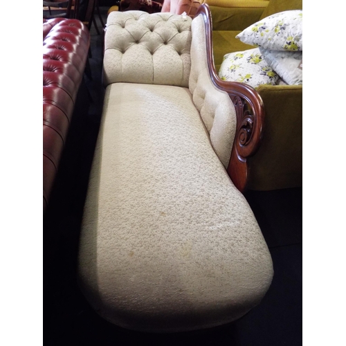 581 - An Edwardian walnut framed chaise longue having button back upholstery, resting on turned supports a... 