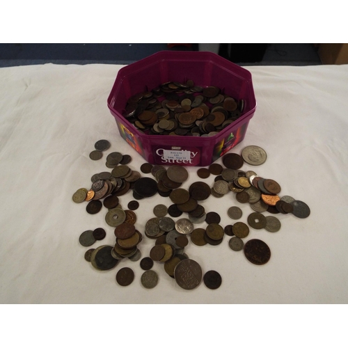 122 - A mixed selection of assorted coinage to include six pence, three pence, francs, cents etc