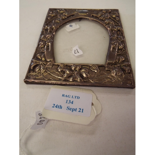 134 - A 925 silver photo frame in the form of a horseshoe