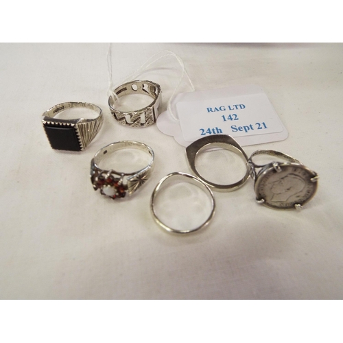 142 - A mixed selection of assorted silver rings (6)