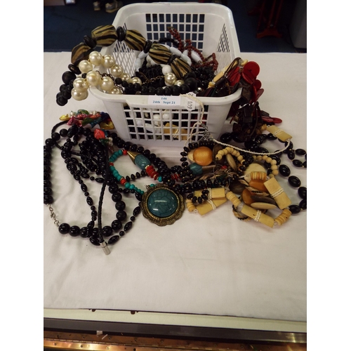 146 - A mixed selection of assorted costume jewellery to include necklaces, earrings etc