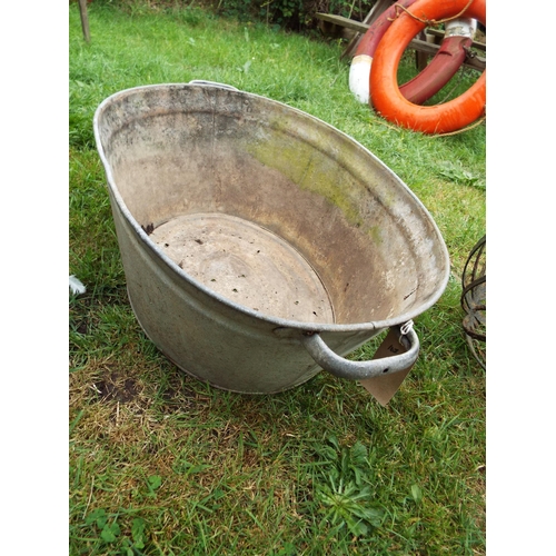 163 - A vintage galvanised foot bath