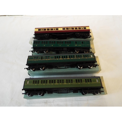 147 - A Hornby 441 Southern Railway composite coach, a Hornby 432 Southern Railway mainline brake coach, a... 