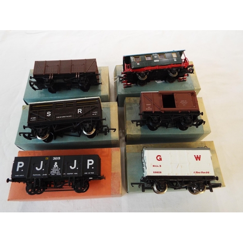 152 - A Wrenn 5019 GWR refrigerated van, a Mainline 37137 BR vent van, a Mainline private LWB 'P.J & J.P' ... 