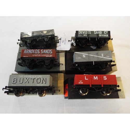 156 - A Lima 305634 private 7 plank 'Buxton' wagon, a Hornby 097 private 5 plank 'Arnolds Sands' wagon, a ... 