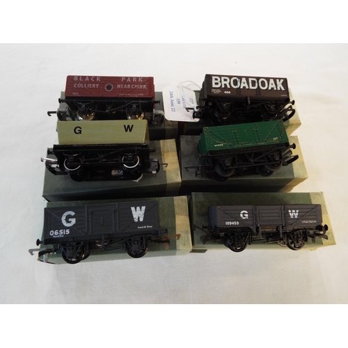 159 - A Dapol GWR 7 plank wagon, a Tri-ang BR 7 plank wagon, a Dapol 818 GWR 5 plank wagon, a Hornby GWR b... 