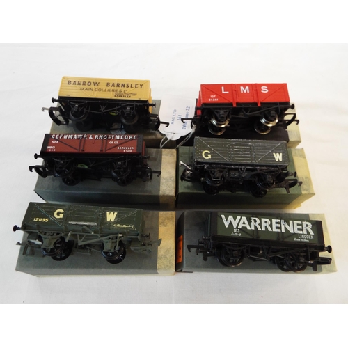 161 - A Mainline 37132 private 'Warrener' 5 plank wagon, a Bachmann private 'Cefnmawr & Rhosymedre' 5 plan... 