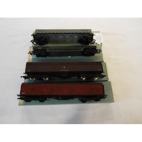 162 - A Lima 305350 BR Syphon G bogie wagon, a Lima 305351 GWR Syphon G bogie van, a Tri-ang 219 GWR bogie... 