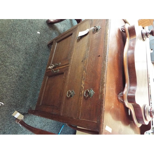 463 - A mahogany chest of two short drawers and cupboard under