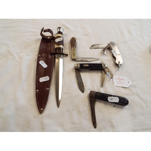 78 - A vintage dagger and four penknives