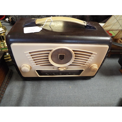 215 - A vintage Ultra Bakelite radio