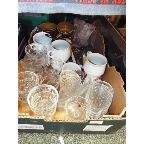 273 - A mixed selection of mid-century pottery, glasses and kitchenalia