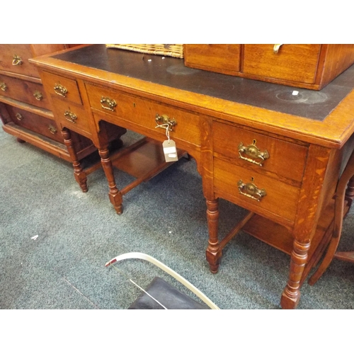 492 - An oak pedestal desk having central drawer flanked by four short drawers