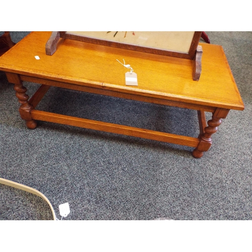 495 - A small oak side table