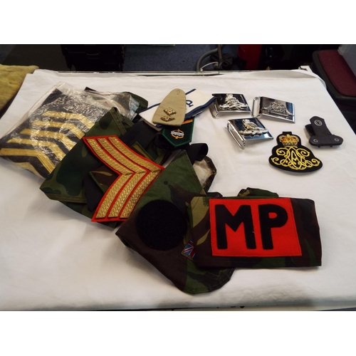 95 - A mixed selection of military badges and buckles to include MP, NP, Royal Navy Good Conduct gold on ... 