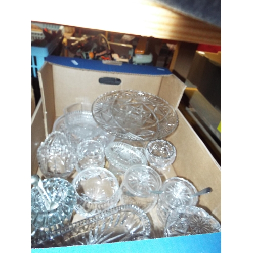 315 - A box of assorted crystal glass bowls and a cake plate