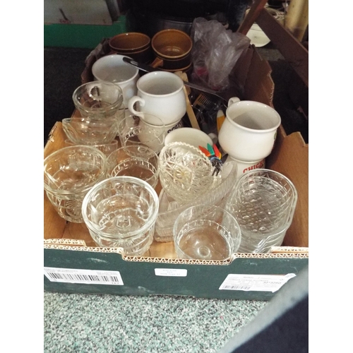 322 - A mixed selection of mid-century pottery, glasses and kitchenalia