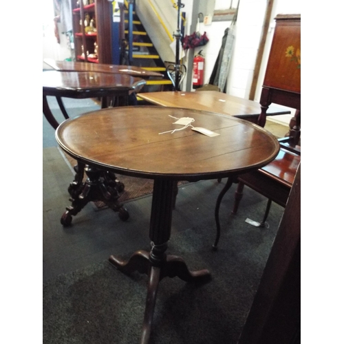 638 - A Georgian mahogany tripod table with a reeded column